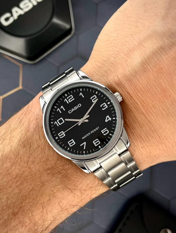 Класичний наручний чоловічий годинник Casio MTP-V001D-1B. Кварцовий механізм, чорний циферблат, водозахист 30 м., мінеральне скло, сріблястий корпус і браслет V0112 фото