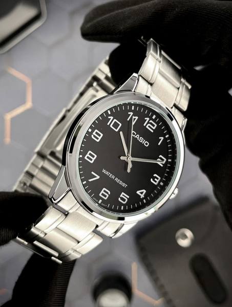 Класичний наручний чоловічий годинник Casio MTP-V001D-1B. Кварцовий механізм, чорний циферблат, водозахист 30 м., мінеральне скло, сріблястий корпус і браслет V0112 фото