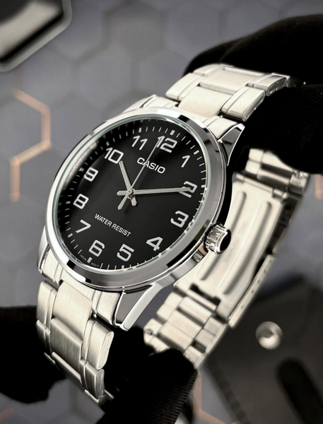 Класичний наручний чоловічий годинник Casio MTP-V001D-1B. Кварцовий механізм, чорний циферблат, водозахист 30 м., мінеральне скло, сріблястий корпус і браслет V0112 фото